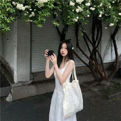 女孩向前走
